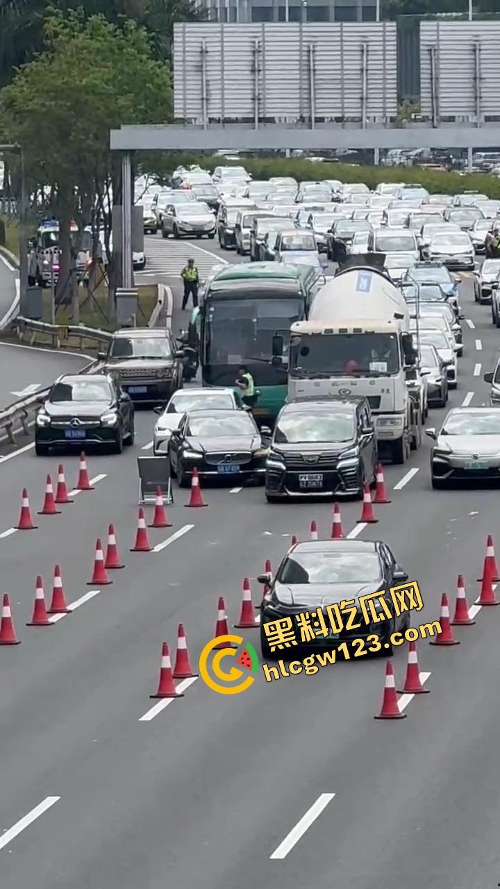 深圳蛇皮摩托哥逆天操作，10个交警围捕失败，全程像跳广场舞，帽子叔叔被耍成陀螺！-9