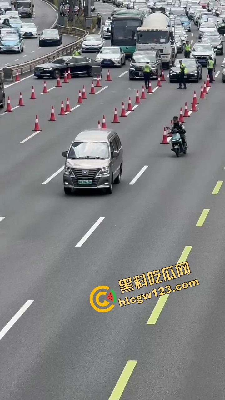 深圳蛇皮摩托哥逆天操作，10个交警围捕失败，全程像跳广场舞，帽子叔叔被耍成陀螺！-11