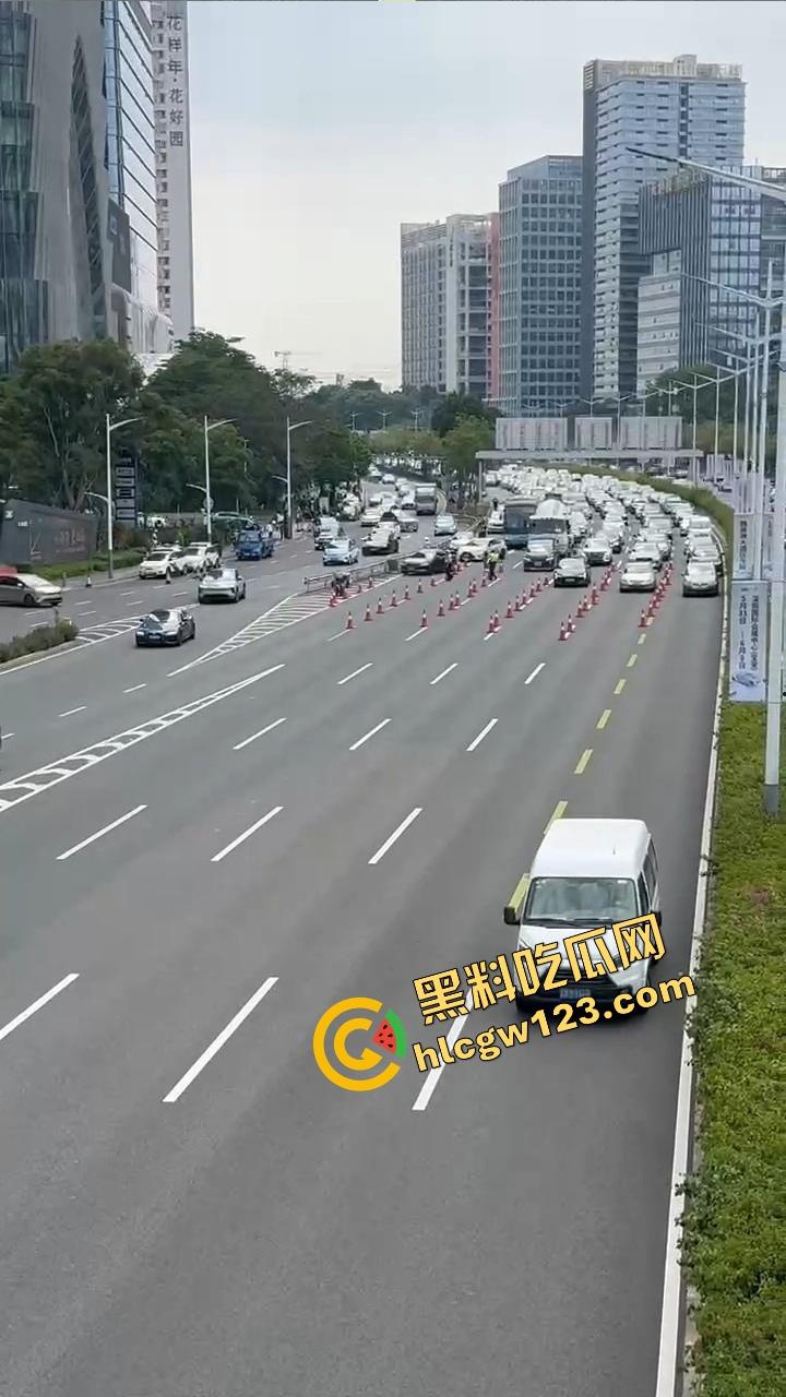 深圳蛇皮摩托哥逆天操作，10个交警围捕失败，全程像跳广场舞，帽子叔叔被耍成陀螺！-12