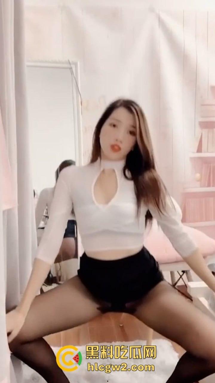 先天炮架圣体抖音网红【000】 付费福利流出 逆天美腿配黑丝 丁字骚裤抠肥逼 简直极品！-10