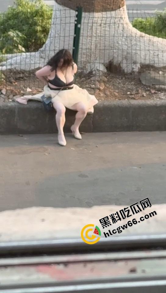 微胖美女整理奶罩全程高能！肉弹战车缓缓启动，这晃动幅度不是谁的内衣都扛得住的！-3