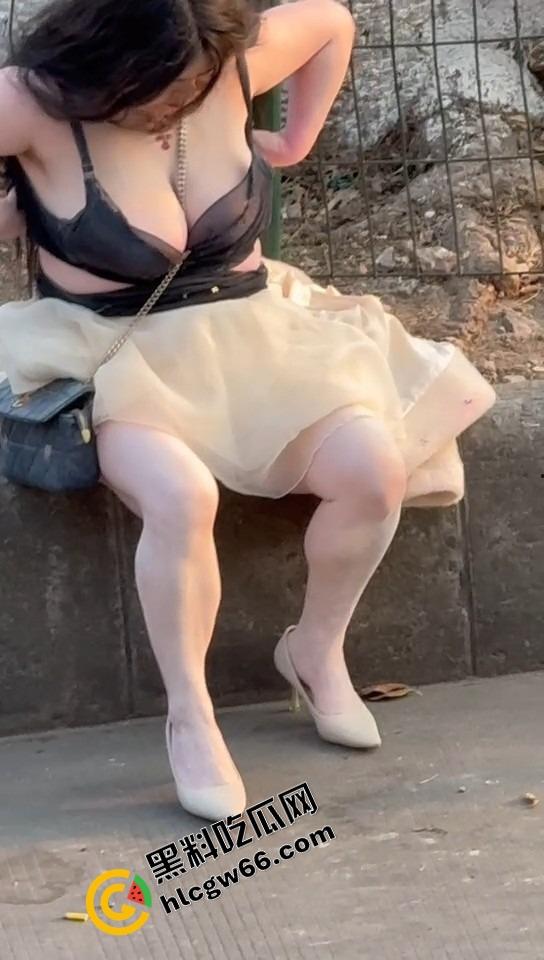 微胖美女整理奶罩全程高能！肉弹战车缓缓启动，这晃动幅度不是谁的内衣都扛得住的！-5