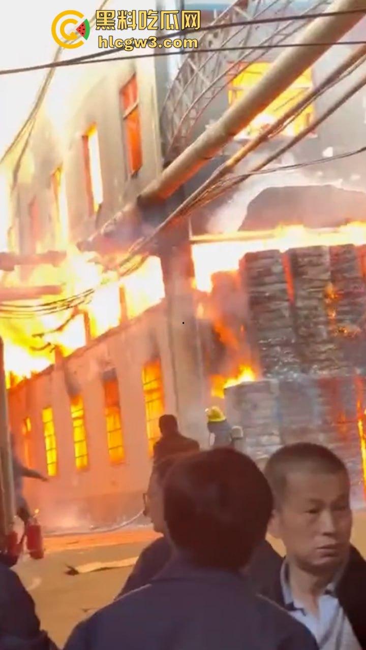 广东潮州星和纸箱厂夜间突发大火 现场浓烟滚滚热浪灼人 从早烧到黑 第一视角视频曝光 有人在喊“救命”？-3