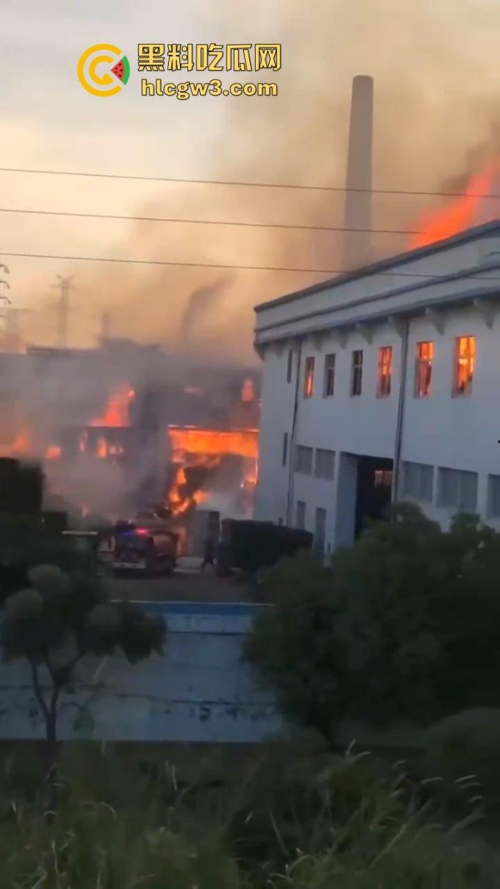 广东潮州星和纸箱厂夜间突发大火 现场浓烟滚滚热浪灼人 从早烧到黑 第一视角视频曝光 有人在喊“救命”？-8
