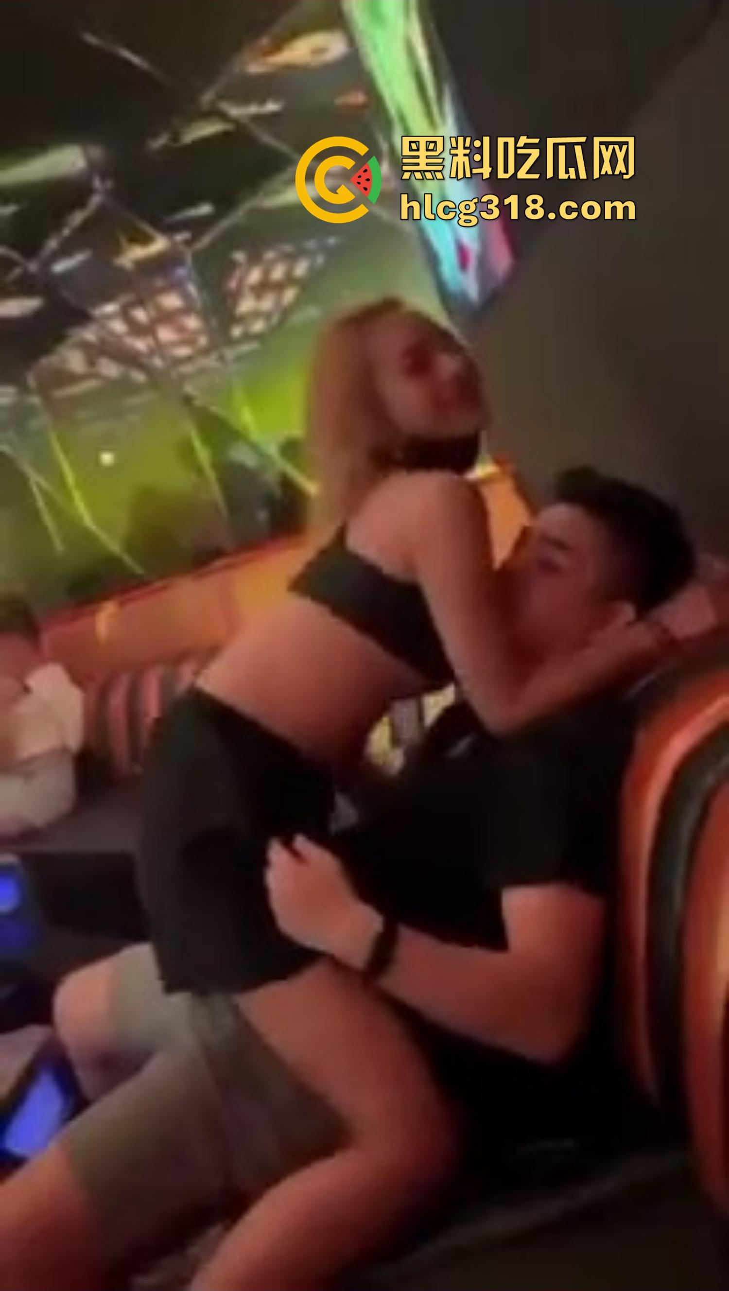 夜店不跳舞不喝酒,就爱舔奶子,骚女当众掀衣喂奶,男的舔得像喝汤,众人围拍像看活春宫!-7