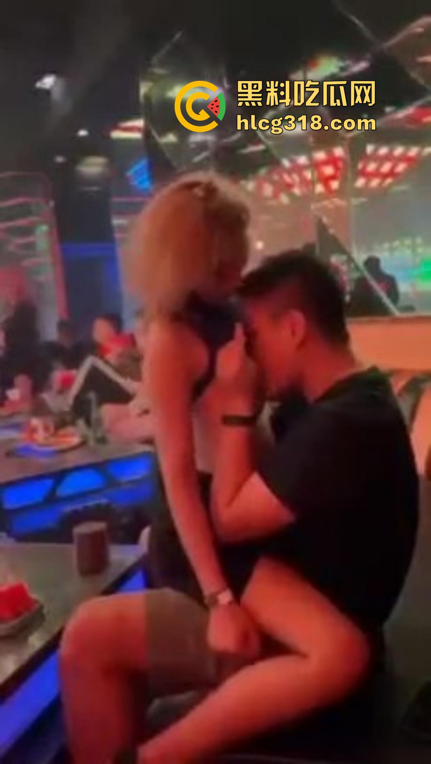 夜店不跳舞不喝酒,就爱舔奶子,骚女当众掀衣喂奶,男的舔得像喝汤,众人围拍像看活春宫!-8