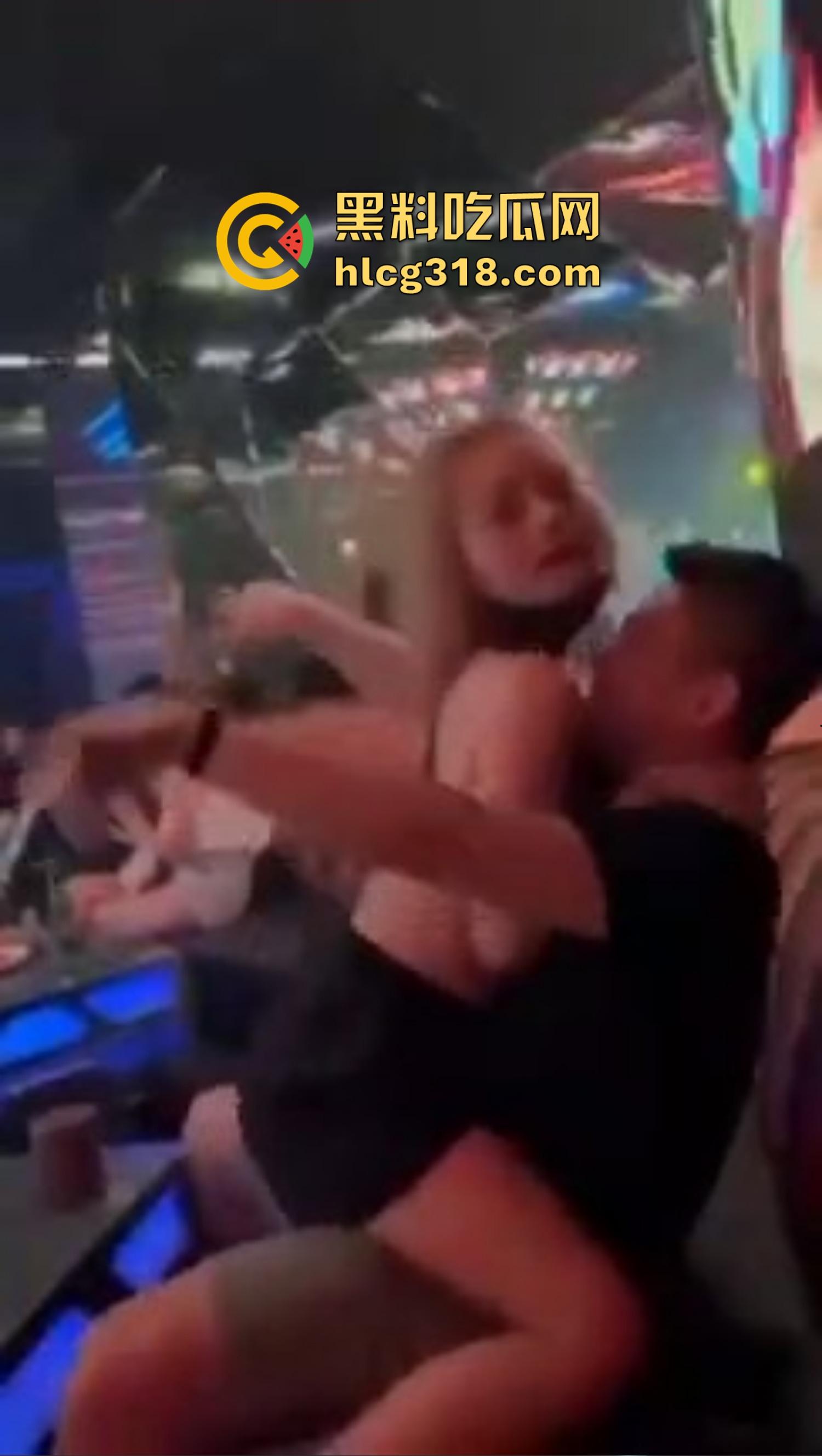 夜店不跳舞不喝酒,就爱舔奶子,骚女当众掀衣喂奶,男的舔得像喝汤,众人围拍像看活春宫!-9