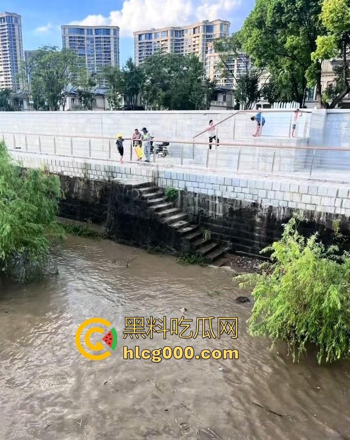 好悬啊！杭州闻堰突然大潮，小朋友在河边玩，未及时发觉被洪水冲走，还好及时抓住了树枝解救，险象环生！-2