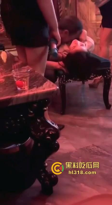 玩归玩闹归闹,KTV里别拍照!KTV那些淫乱骚逼时刻,只要钱到位,什么都能玩!-7