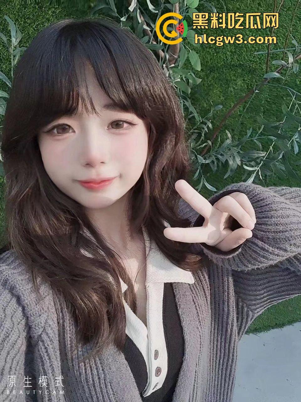 推特极品JK萝莉妹『斜眼龙王』裸拍福利流出 宿舍戴项圈比耶吐舌 这颜值清纯却骚到爆 删号退圈已绝版！-16