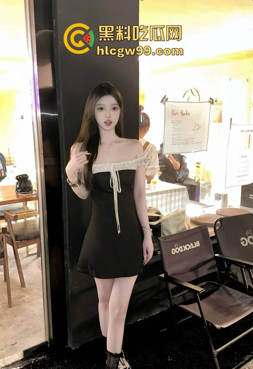 杭州嫩模『杨弈』被金主拉进卫生间手把手教学花洒灌肠，丝袜湿透还求主人继续灌，屁眼灌得鼓鼓的从屁眼喷水了！-4