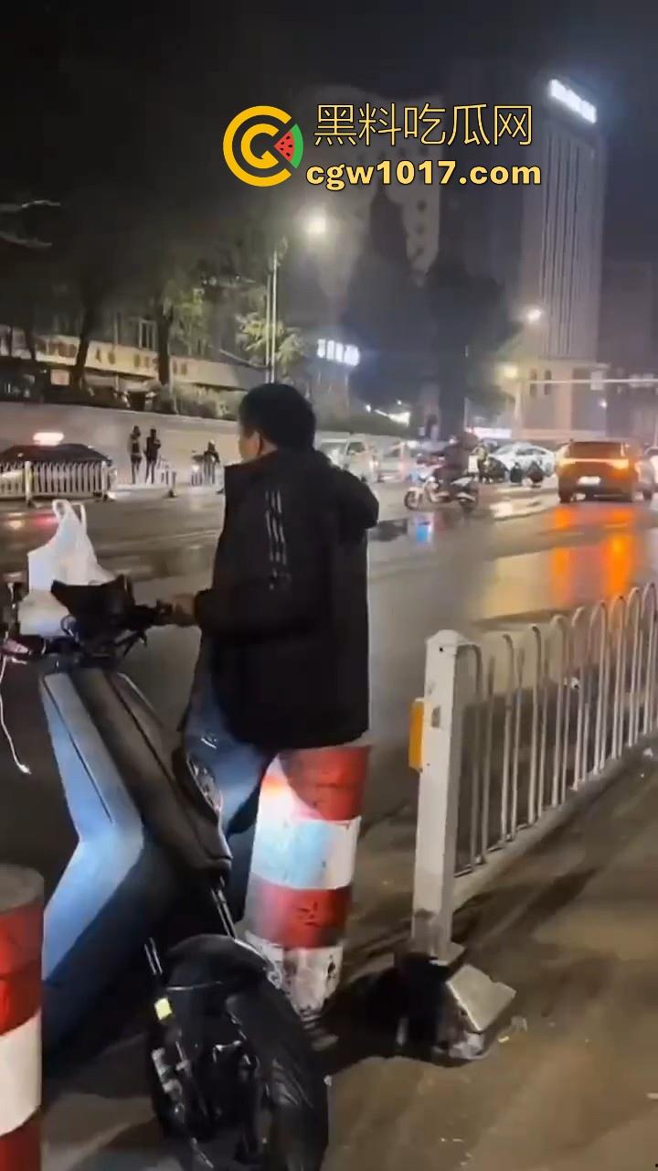 江苏徐州鬼火少年大战交通警察，深夜埋伏公路拦截，又打又逃像是gta5一样，可惜了这么多精神小伙没了战马！-7