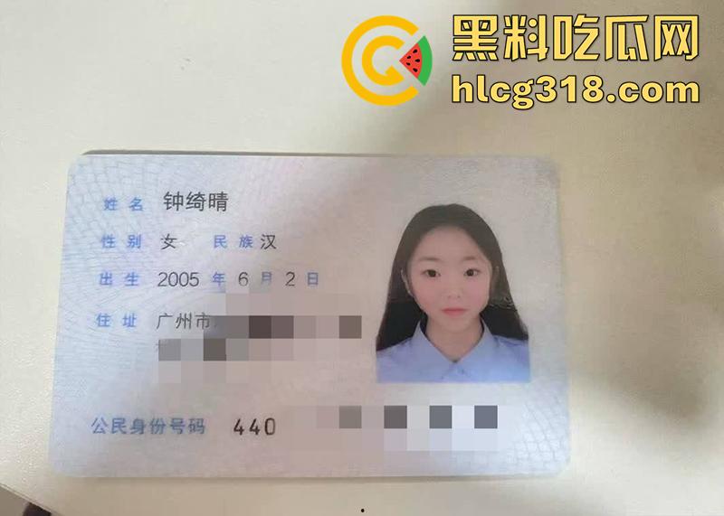 05年广州学妹【钟绮晴】，完美酮体化身吸精神器，白虎粉穴被干爹大屌无套乱干，这身材没谁了！-1