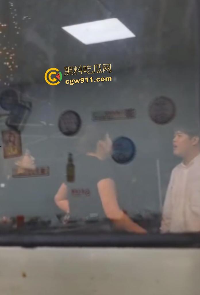 北京饭店三女刚一男!三个浪女高声吵闹惹怒独男,直接猛推女子装死瘫地,热心爽女士助警偷拍!-6