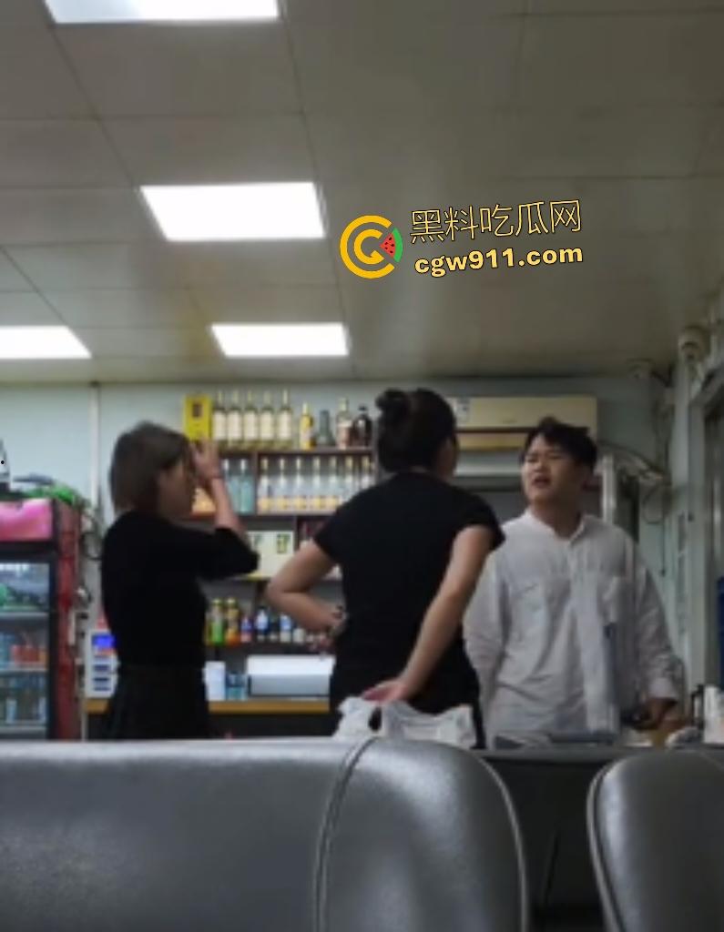 北京饭店三女刚一男!三个浪女高声吵闹惹怒独男,直接猛推女子装死瘫地,热心爽女士助警偷拍!-7