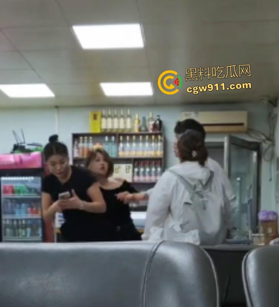 北京饭店三女刚一男!三个浪女高声吵闹惹怒独男,直接猛推女子装死瘫地,热心爽女士助警偷拍!-8