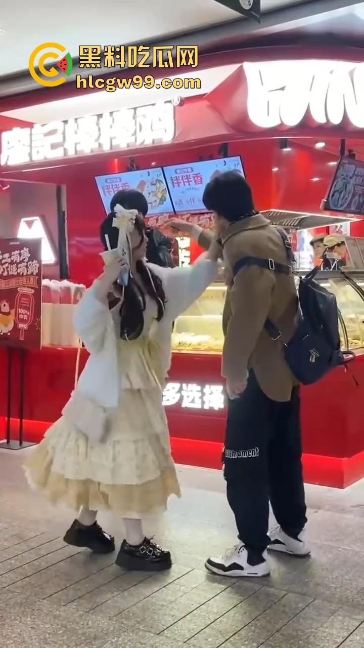 洛丽塔小仙女劈腿实锤,脚踏两只船,花着这个的钱睡着那个的,还在廖记棒棒鸭装委屈,双标程度离谱!-5