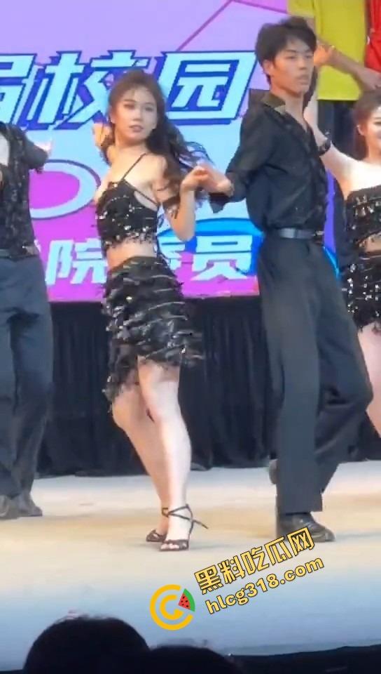 奶子走光都不遮？这这个就叫做专业！山西工商拉丁妹跳舞跳到走光，左边奶子完全露出还在跳！-11