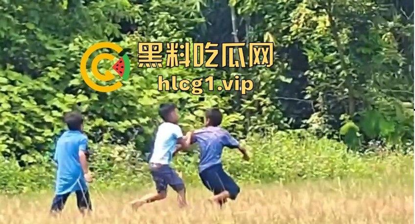 足球小子上演‘国足即视感’！场上到底是在踢球还是在踢人，有海参哥那味了！-3