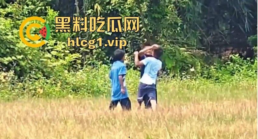 足球小子上演‘国足即视感’！场上到底是在踢球还是在踢人，有海参哥那味了！-4