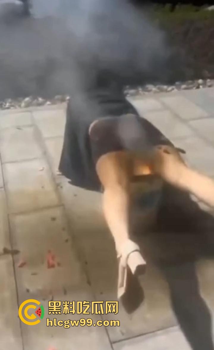 年度奇葩操作花式作死大赏，骚B玩烟花炸得怀疑人生，裤裆差点变发射器，你这是给自己放送新年倒计时？-2