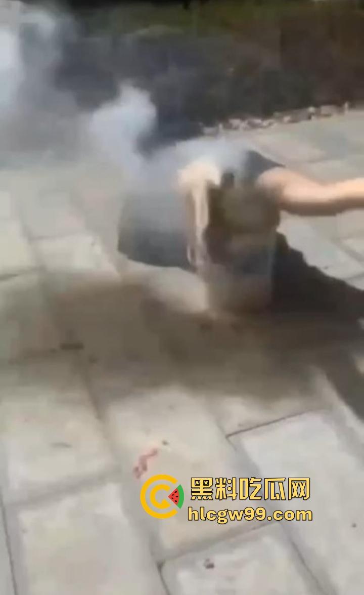 年度奇葩操作花式作死大赏，骚B玩烟花炸得怀疑人生，裤裆差点变发射器，你这是给自己放送新年倒计时？-3