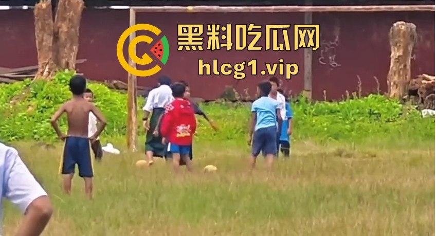 足球小子上演‘国足即视感’！场上到底是在踢球还是在踢人，有海参哥那味了！-10