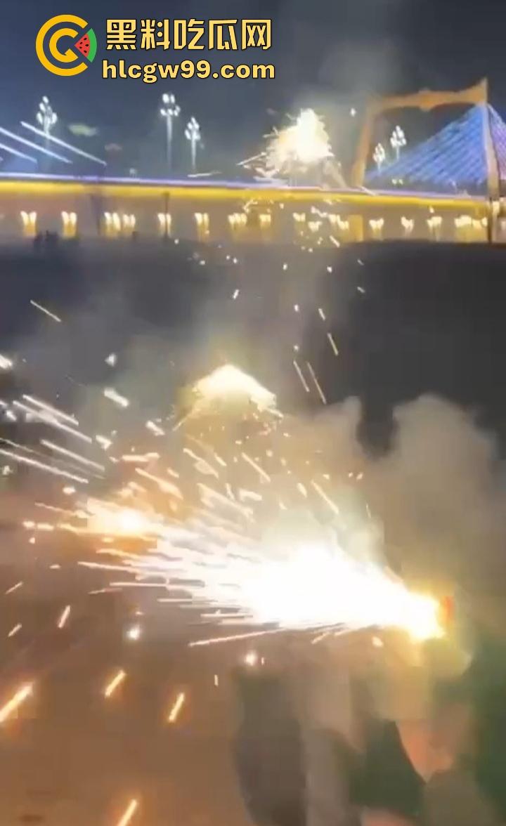 年度奇葩操作花式作死大赏，骚B玩烟花炸得怀疑人生，裤裆差点变发射器，你这是给自己放送新年倒计时？-6