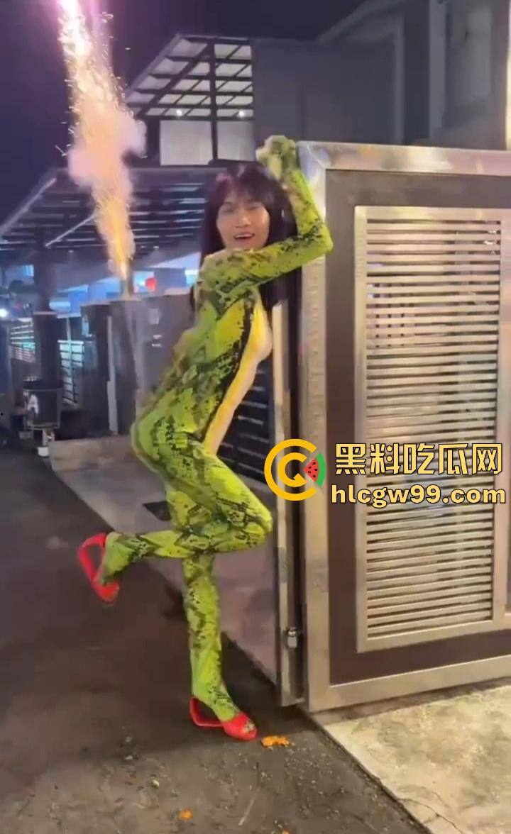 年度奇葩操作花式作死大赏，骚B玩烟花炸得怀疑人生，裤裆差点变发射器，你这是给自己放送新年倒计时？-8