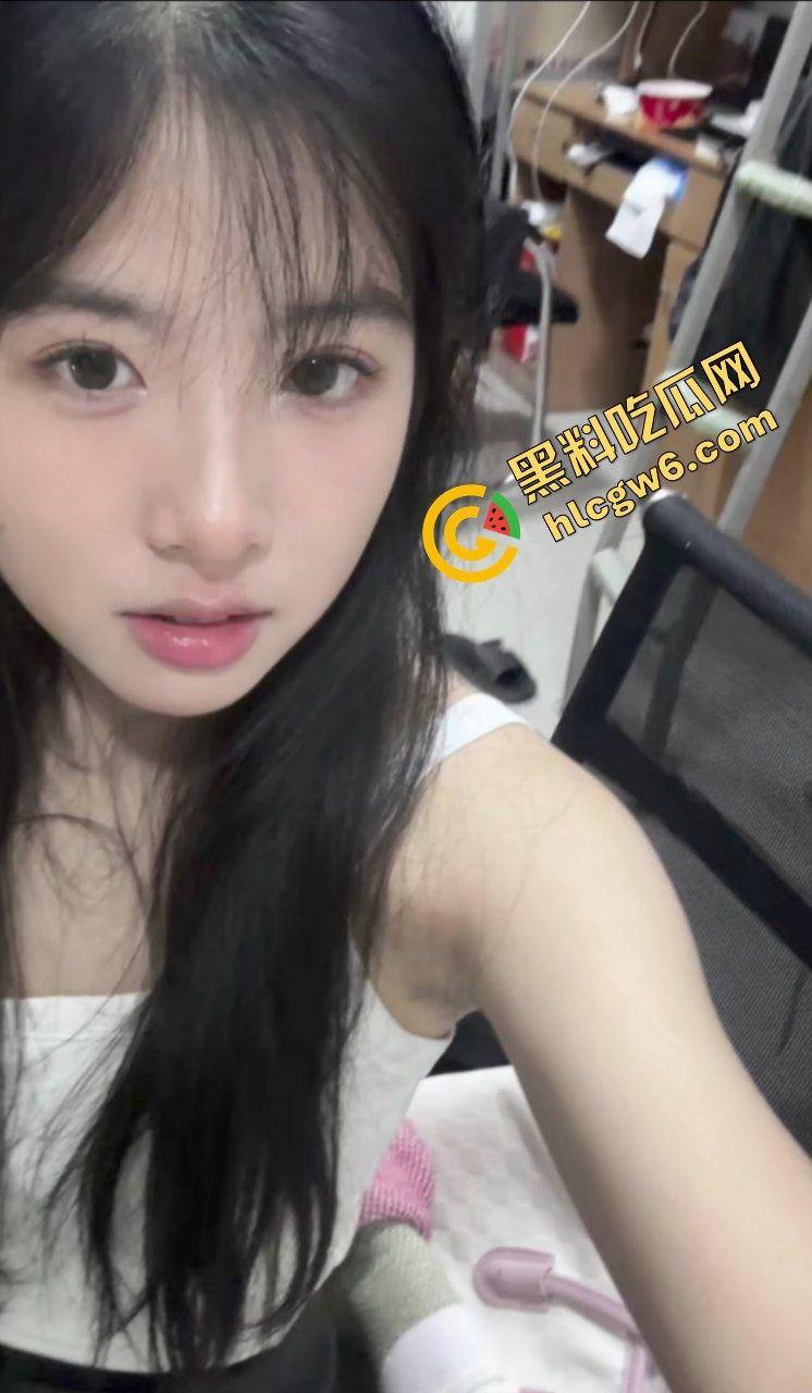 湖南工业大学大三反差婊骚鸡学生妹『雷沁』酒吧2大哥 约去酒店激情口爆69爆操 独家流出!-6