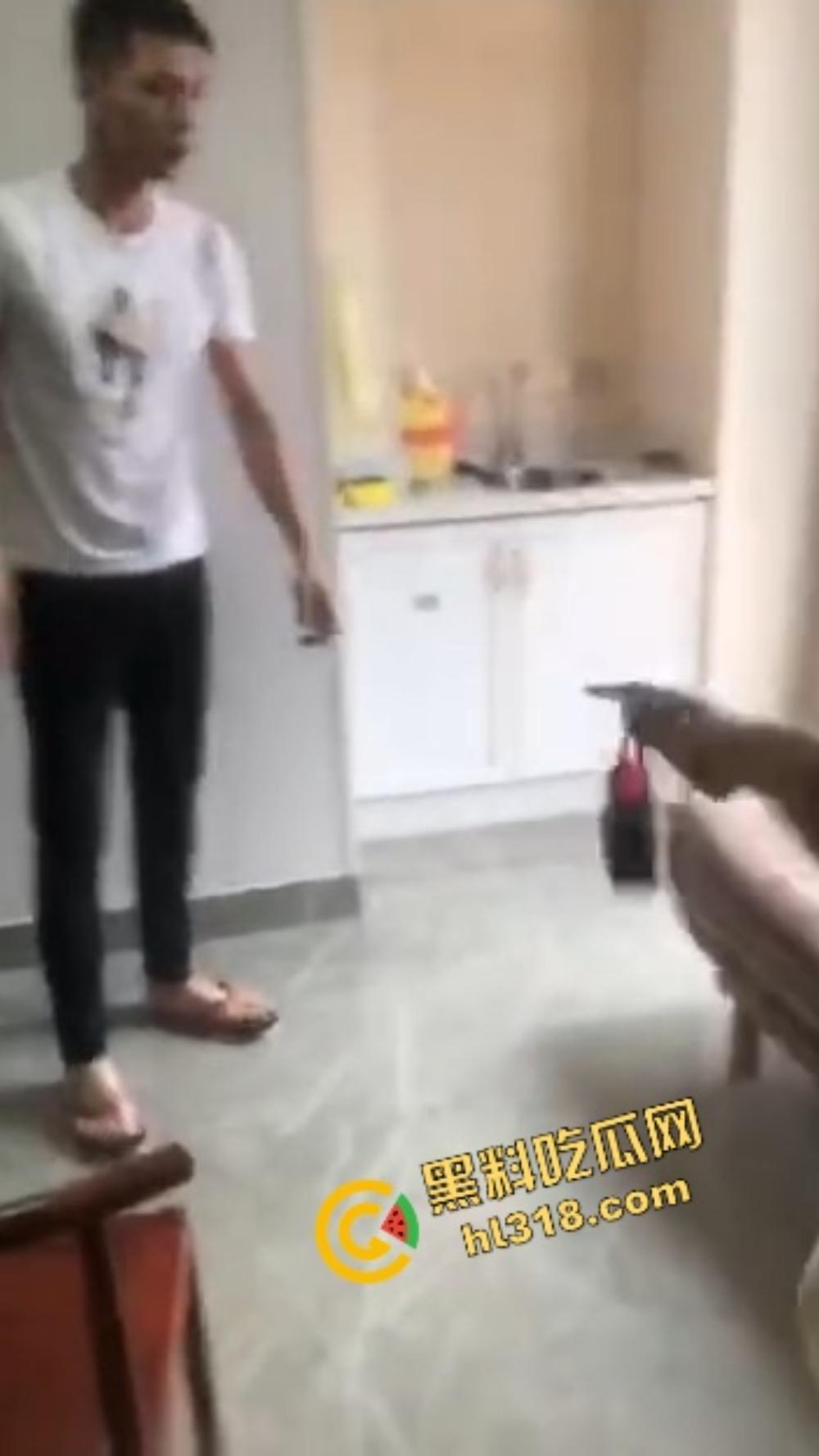 烟台狠女大战小三，上来一鞭腿、锁喉薅头发，正宫暴力值直接拉满，小三当场认怂！-7