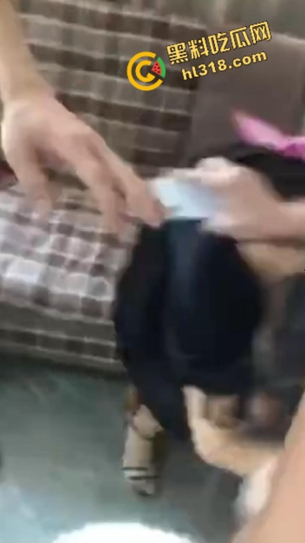 烟台狠女大战小三，上来一鞭腿、锁喉薅头发，正宫暴力值直接拉满，小三当场认怂！-8