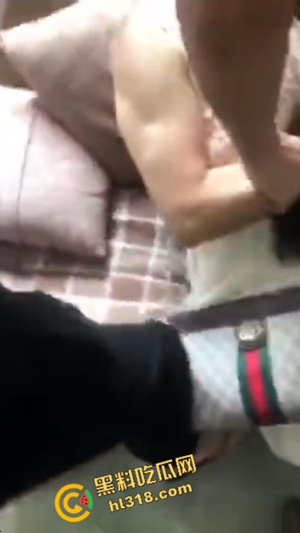 烟台狠女大战小三，上来一鞭腿、锁喉薅头发，正宫暴力值直接拉满，小三当场认怂！-9