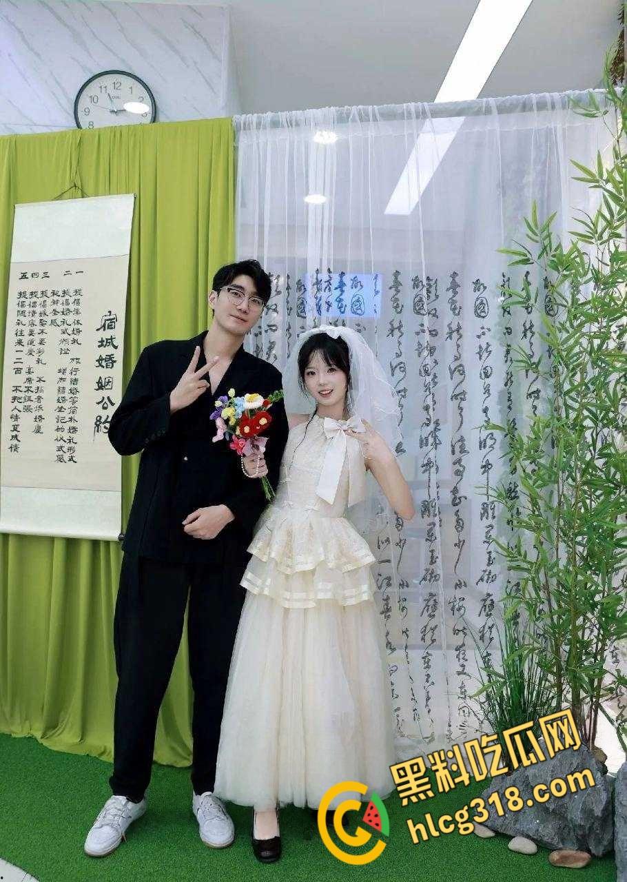 江苏清纯新娘【周旋】，结婚前晚的单身派对玩情趣婚纱，与前男友最后一次无套深入交流 !-2