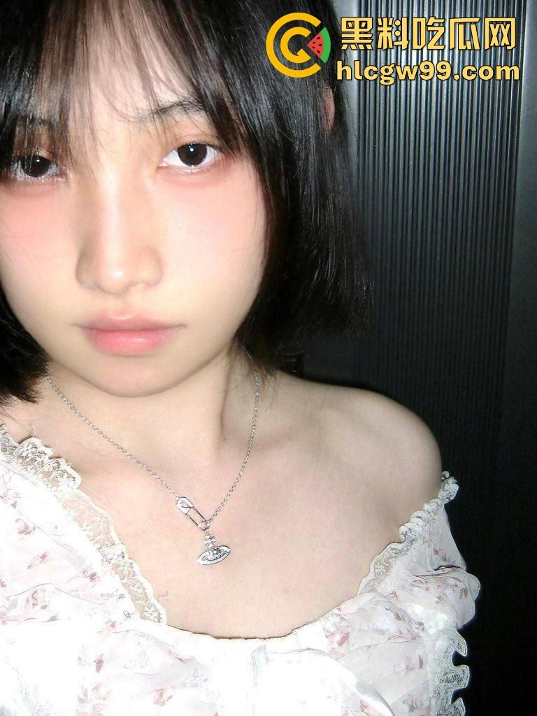 江西短发萌妹【孙怡】私密照疯传，掰穴露骚逼给男友拍，学校学霸家里宝，清纯小处女实际逼都黑了！-4