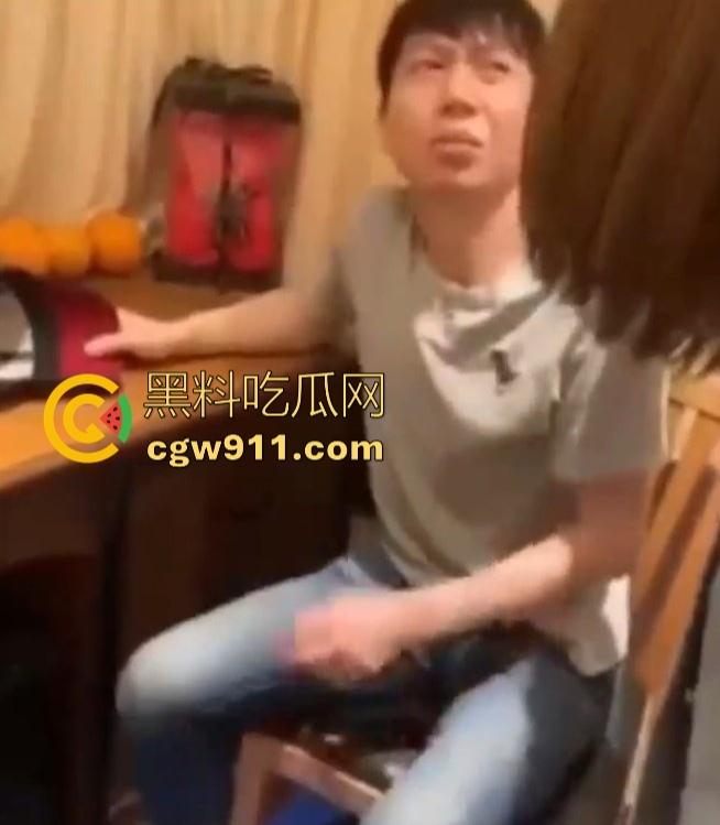 香港下头男嫖娼不给钱，竟然还一次性叫两个玩双飞，被小姐暴打扇耳光，反正都是一顿打直接双飞真会算啊！-8