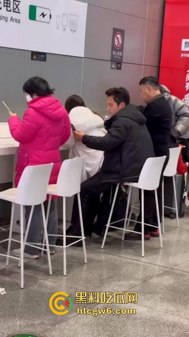 出门在外骚瘾突发 淫荡少妇当众脱裤偷偷磨逼蹭痒 骚洞大开撸肉棒 不雅行为被路人全程拍下曝光！-3