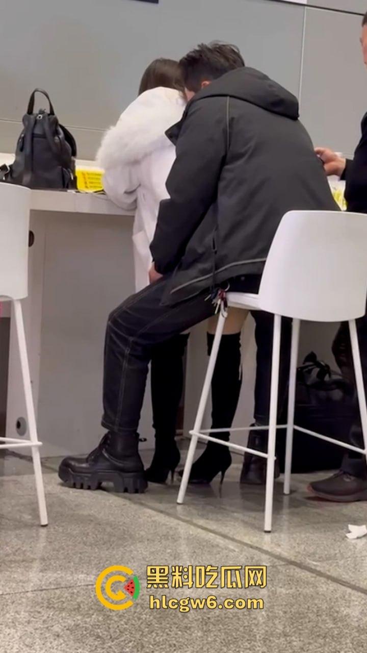 出门在外骚瘾突发 淫荡少妇当众脱裤偷偷磨逼蹭痒 骚洞大开撸肉棒 不雅行为被路人全程拍下曝光！-5