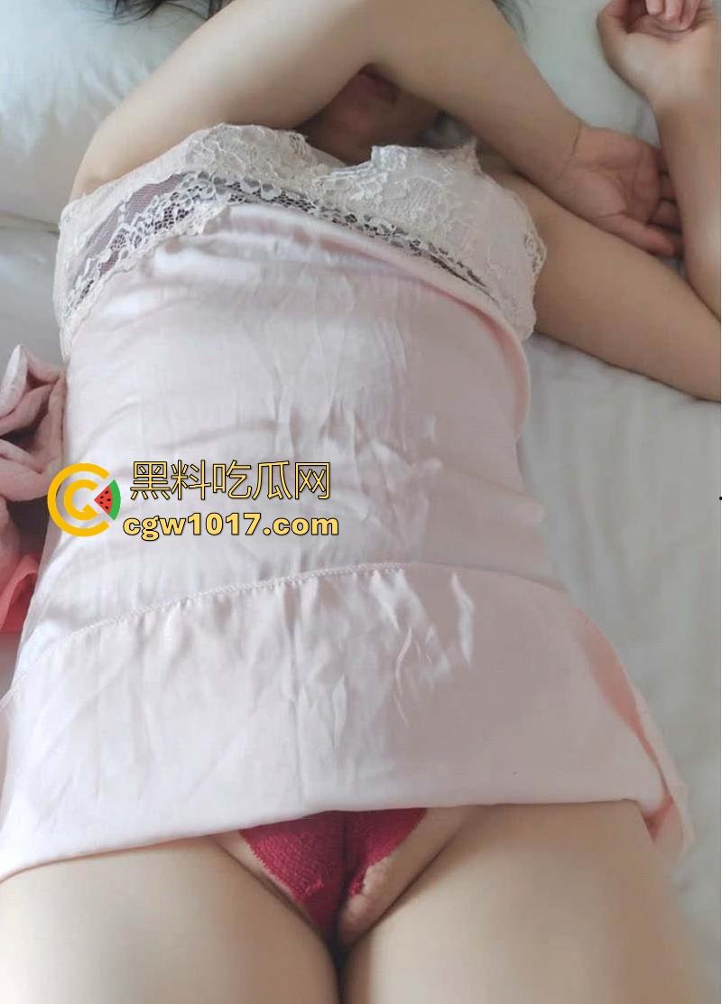 把昏睡的干妈偷偷插得白浆全冒，黑丝熟女身材实在太顶了，勾勒出来的肉缝太有吸引力，操得还意犹未尽！-4