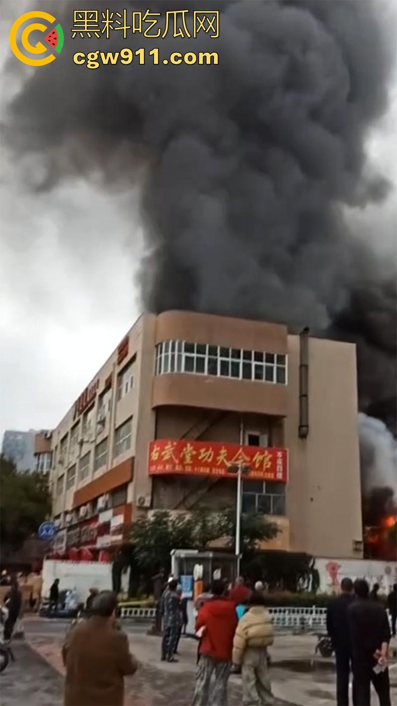 郑州市二七区合盛鞋城，上午发生重大火灾，据说这个鞋城已经是第二次着火，距上一次着火仅过去几个月！-3