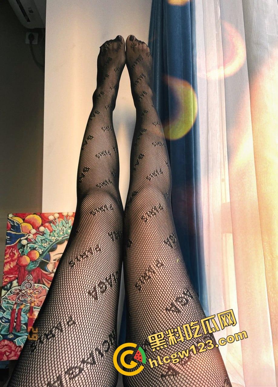 苏州白富美『桐柳』人前高贵冷艳，人后淫荡抓鸡狂魔！最爱不割的原生态，舔着舔着就主动骑上来了！-10