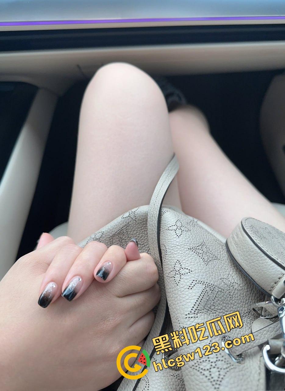 苏州白富美『桐柳』人前高贵冷艳，人后淫荡抓鸡狂魔！最爱不割的原生态，舔着舔着就主动骑上来了！-11