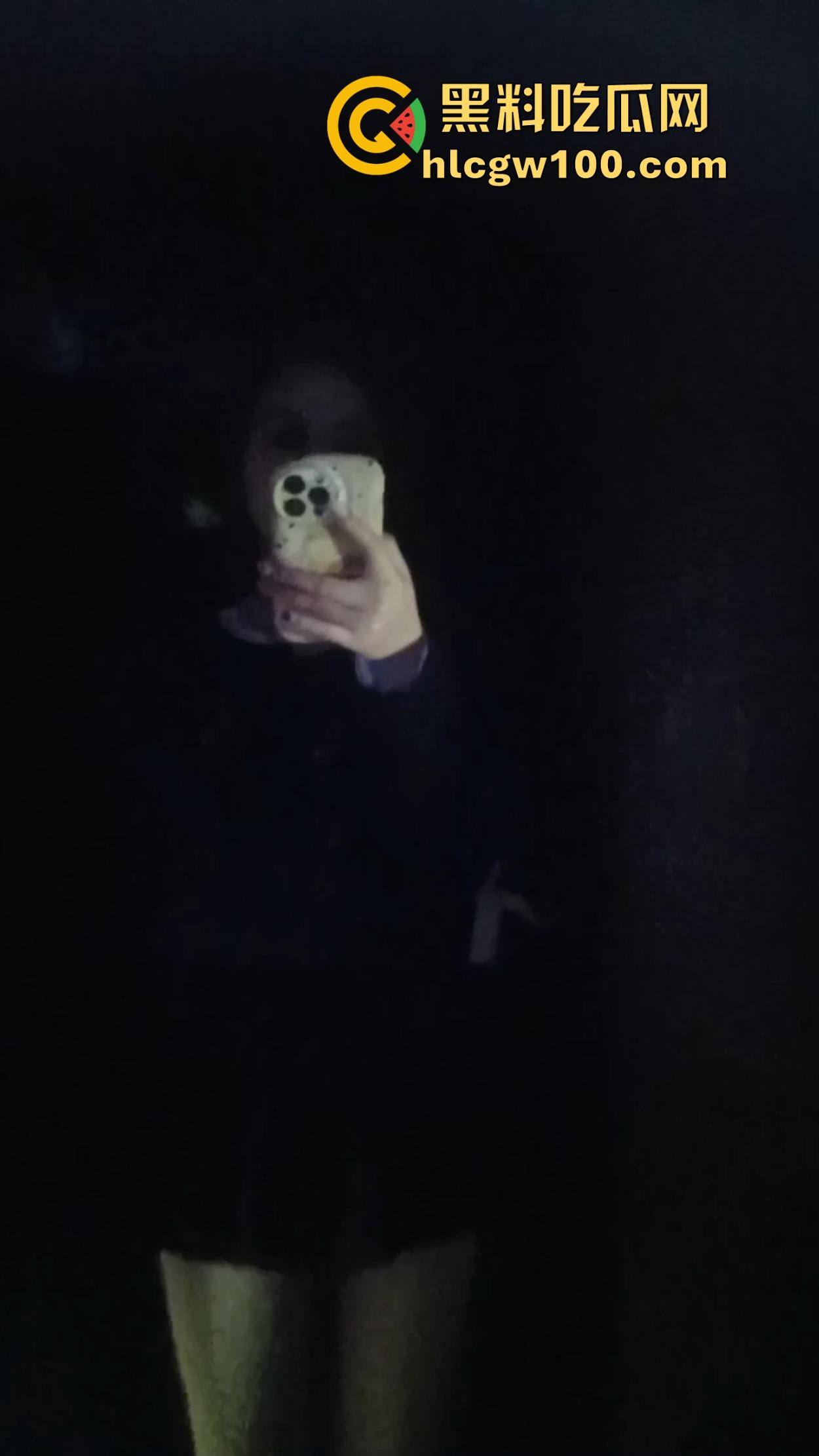 学生妹子放寒假都出来兼职站街，穿着校服卖快餐是勤工俭学还是逼良为娼？道德和地址哪个重要？-1