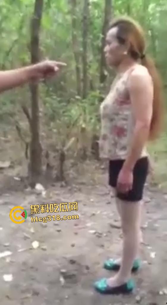 成都同性恋老男人小树林装女人当鸡被警察抓！想“收买”警察，谁知警察是直男直接踢屁股开花-4