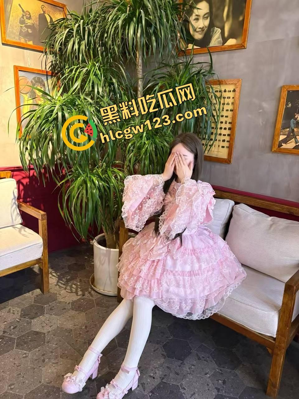 芜湖全季酒店透窗偷拍对面打炮，哥们不拉窗帘爆操醉妹，瓜友边抽烟边偷拍喊太会干了兄弟！-2