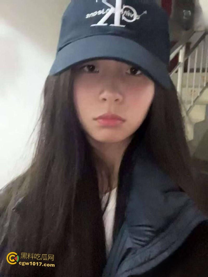 富二代约炮大神【fkabuto】，约炮荆州甜妹，极品反差妹出轨男友，穿着白色吊带被扛腿猛草，露脸深喉爽到揉奶！-2