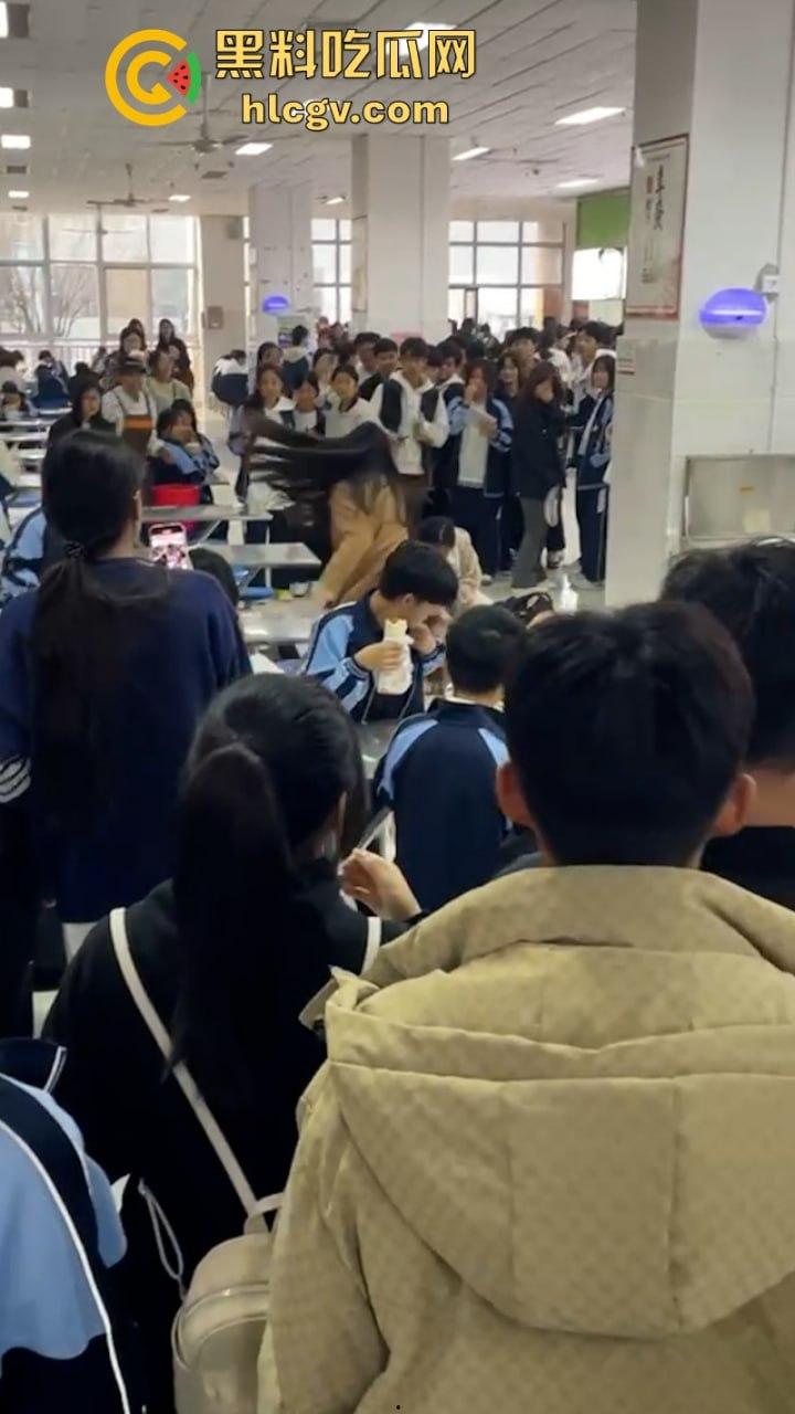 沈阳学院食堂女生打架现场堪比疯马秀 扒衣露奶相当刺激-4