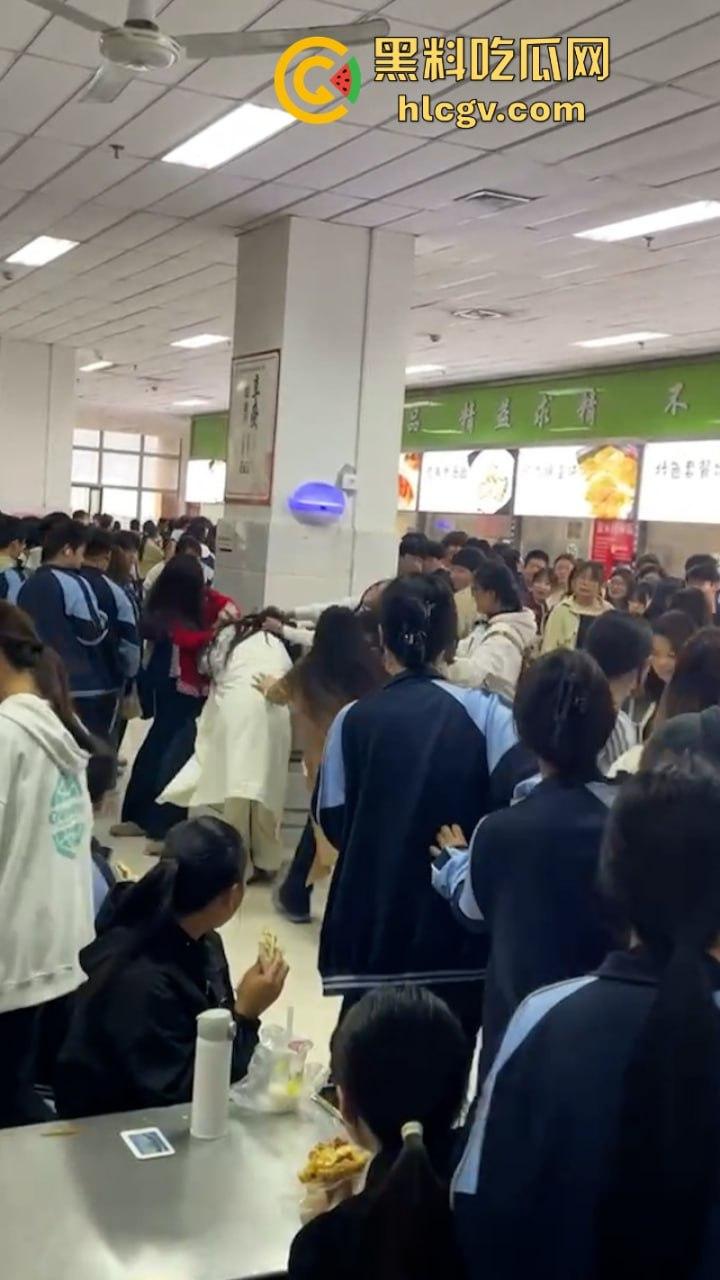 沈阳学院食堂女生打架现场堪比疯马秀 扒衣露奶相当刺激-7