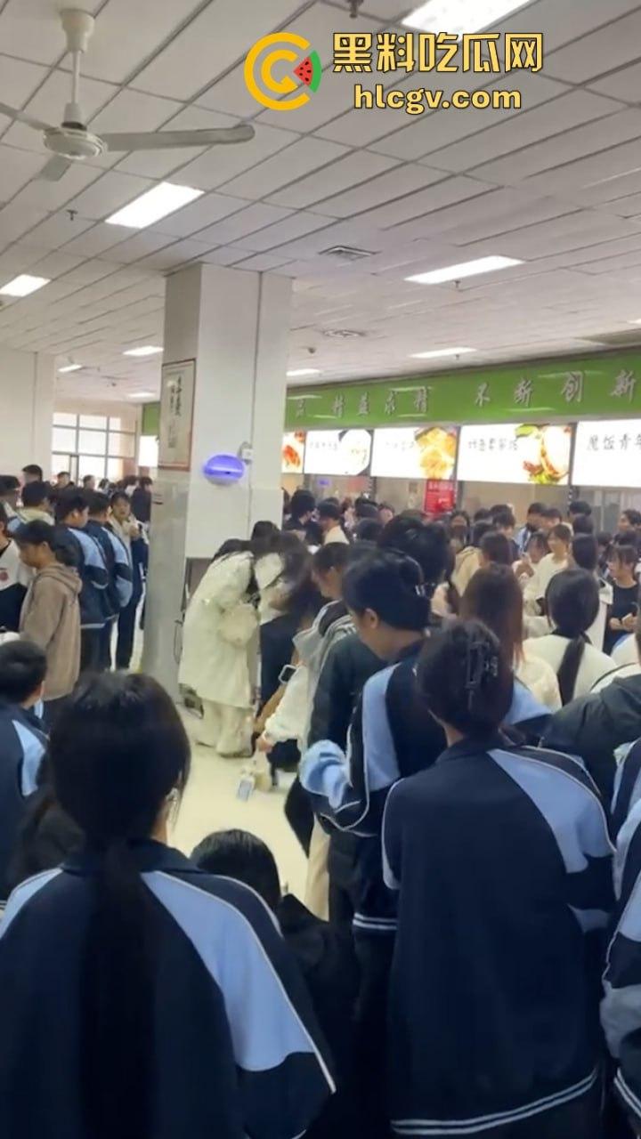 沈阳学院食堂女生打架现场堪比疯马秀 扒衣露奶相当刺激-8