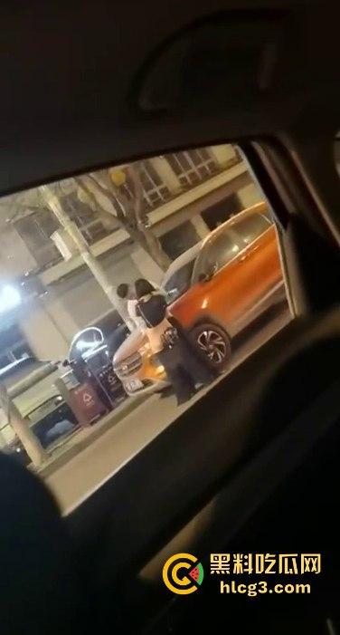 只有更骚 没有最骚！这饥渴到什么程度？情侣公路边倚靠车旁 公共场合脱衣扣穴！-1